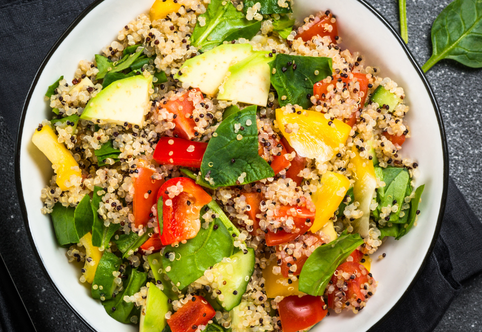 Ensalada de Quinoa y Aguacate con Aderezo de Limón